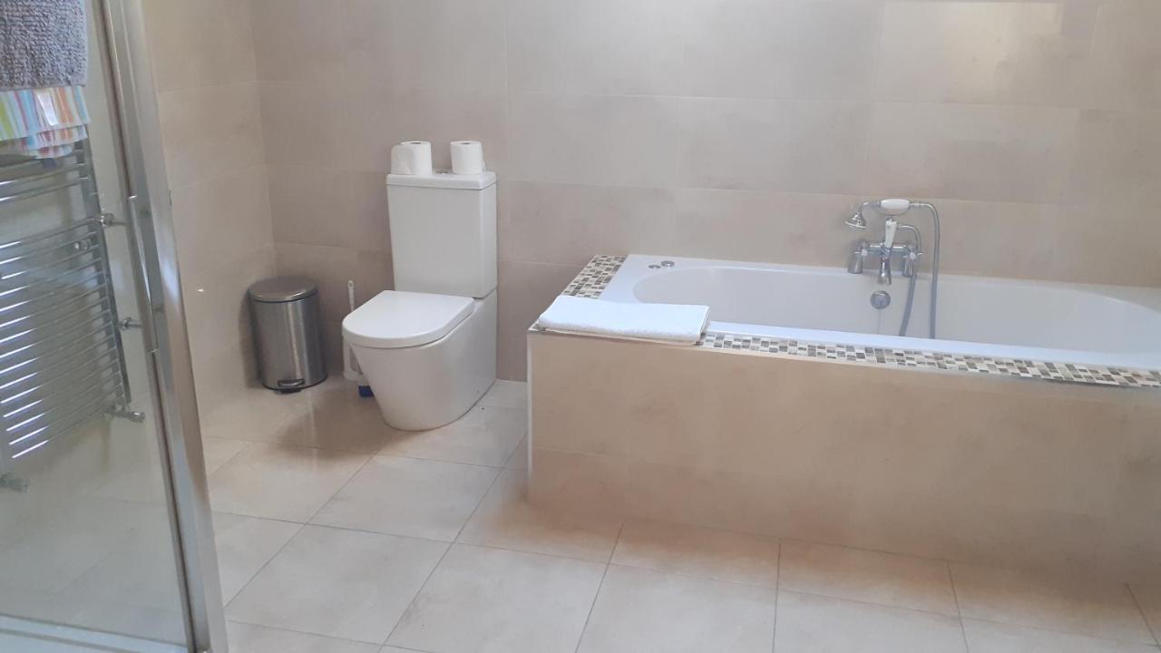 Single Or Twin Room In Lovely Country Residence Nobber 外观 照片